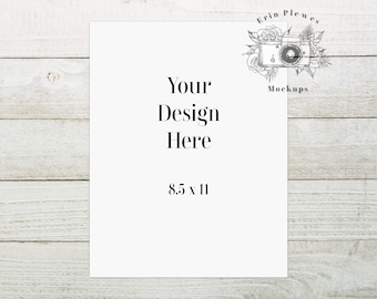 以下が含まれることがあります： 白い紙の8.5 x 11インチのシートで、「Your Design Here」というテキストと「8.5 x 11」という寸法が印刷されています。紙は白い木の背景の上にあります。