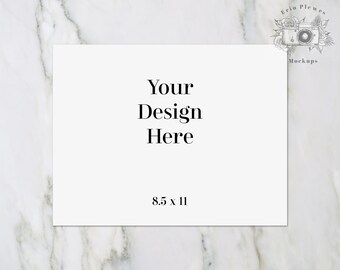 以下が含まれることがあります： 白いカードに「Your Design Here」と「8.5 x 11」の文字が印刷されています。カードは白い大理石の表面に平らに置かれています。