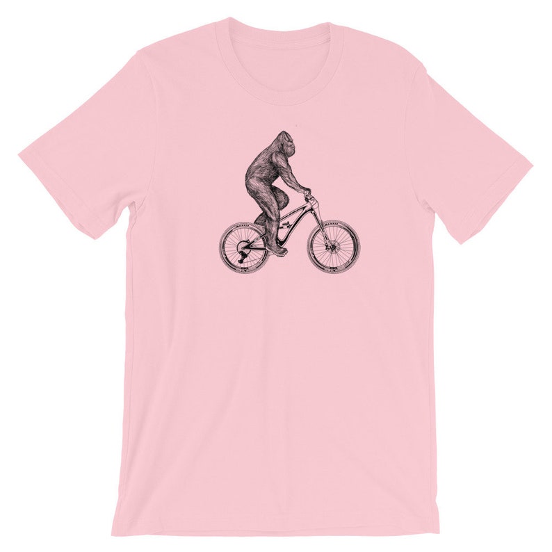 Puede incluir: Una camiseta rosa con una ilustraci&oacute;n en blanco y negro de un gorila montando una bicicleta de monta&ntilde;a.