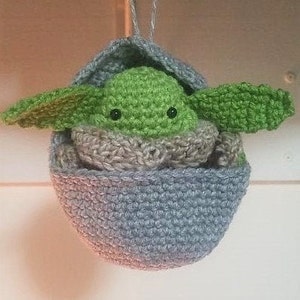 MUSTER - Gehäkelter Baby Alien in Krippen Ornament