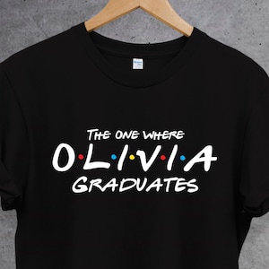 Camiseta de posgrado personalizada, aquella en la que se gradúa con nombre personalizado, camiseta unisex, regalo perfecto para él/ella. Camiseta de la escuela universitaria. Black