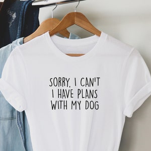 Przepraszam, nie mogę, mam plany z moim psem T-shirt, koszulka dla miłośników psów, prezent dla mamy i taty psa, idealny prezent. Koszulka dla miłośników zwierząt. Koszulka unisex. 2