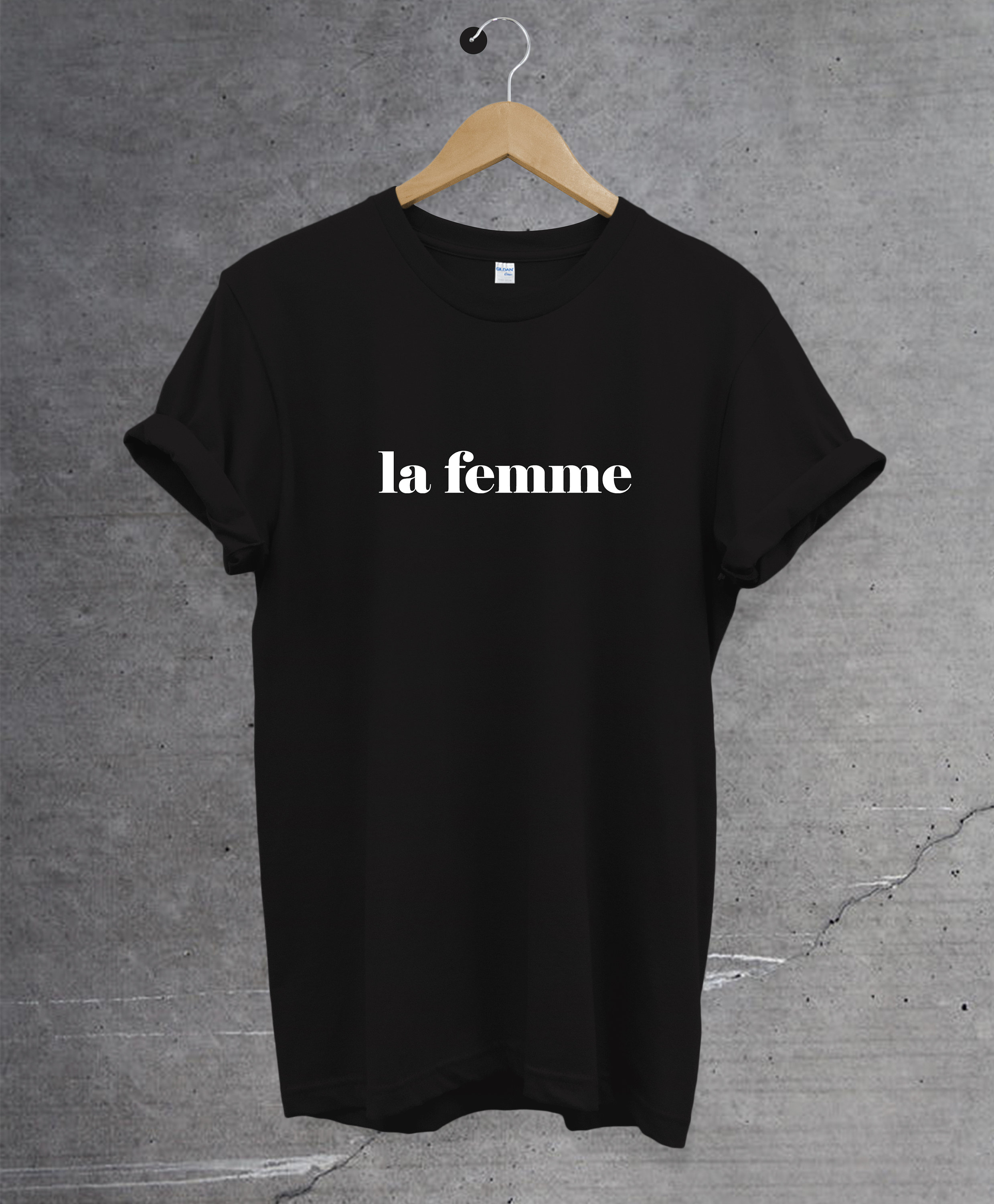T-shirt femme Larissa rébus – La femme, la reine, la légende