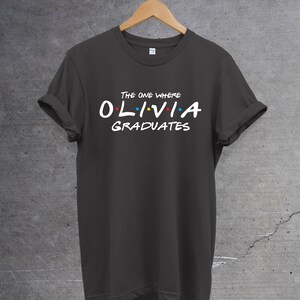 Camiseta de posgrado personalizada, aquella en la que se gradúa con nombre personalizado, camiseta unisex, regalo perfecto para él/ella. Camiseta de la escuela universitaria. Charcoal