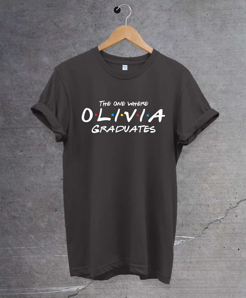 Camiseta de posgrado personalizada, aquella en la que se gradúa con nombre personalizado, camiseta unisex, regalo perfecto para él/ella. Camiseta de la escuela universitaria. Charcoal