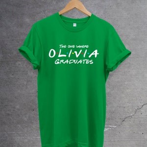 Camiseta de posgrado personalizada, aquella en la que se gradúa con nombre personalizado, camiseta unisex, regalo perfecto para él/ella. Camiseta de la escuela universitaria. Irish green