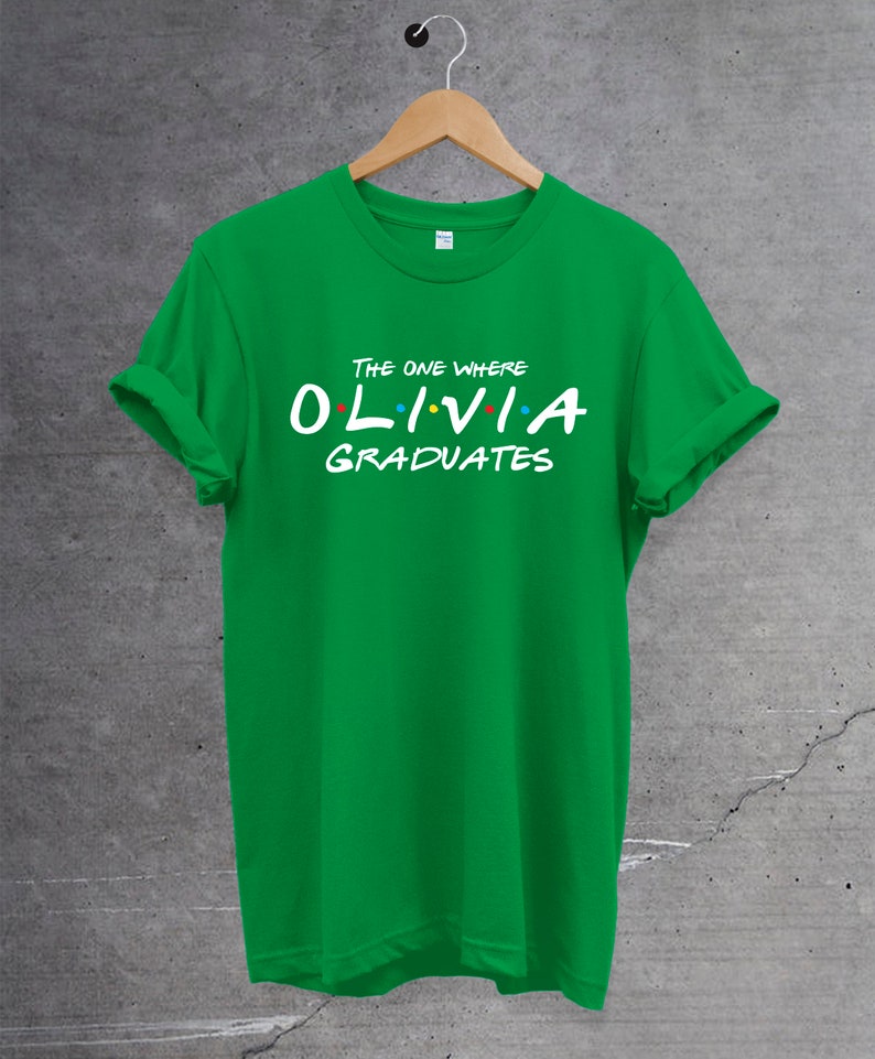 Camiseta de posgrado personalizada, aquella en la que se gradúa con nombre personalizado, camiseta unisex, regalo perfecto para él/ella. Camiseta de la escuela universitaria. Irish green