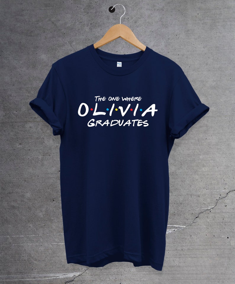 Camiseta de posgrado personalizada, aquella en la que se gradúa con nombre personalizado, camiseta unisex, regalo perfecto para él/ella. Camiseta de la escuela universitaria. Navy