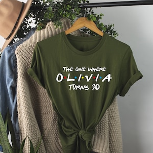 T-shirt d'anniversaire personnalisé, celui où le nom devient n'importe quel âge 18 20 21 30 40 50. Cadeau d'anniversaire personnalisé, cadeau parfait. Chemise d'anniversaire. Olive, white print