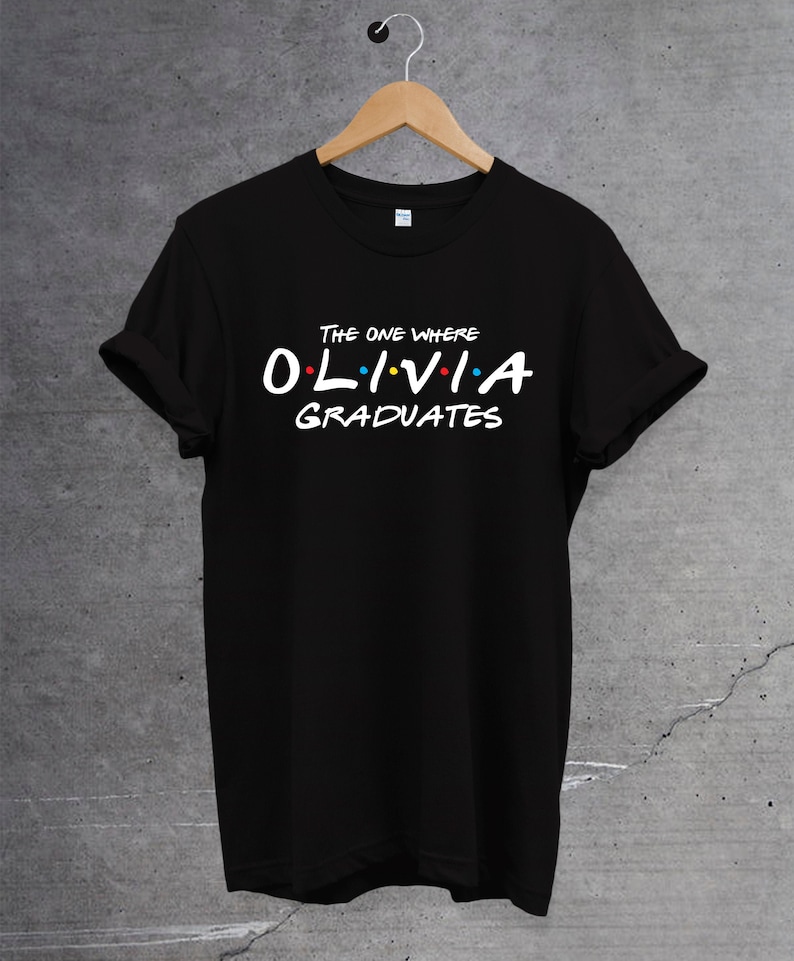 Camiseta de posgrado personalizada, aquella en la que se gradúa con nombre personalizado, camiseta unisex, regalo perfecto para él/ella. Camiseta de la escuela universitaria. Black