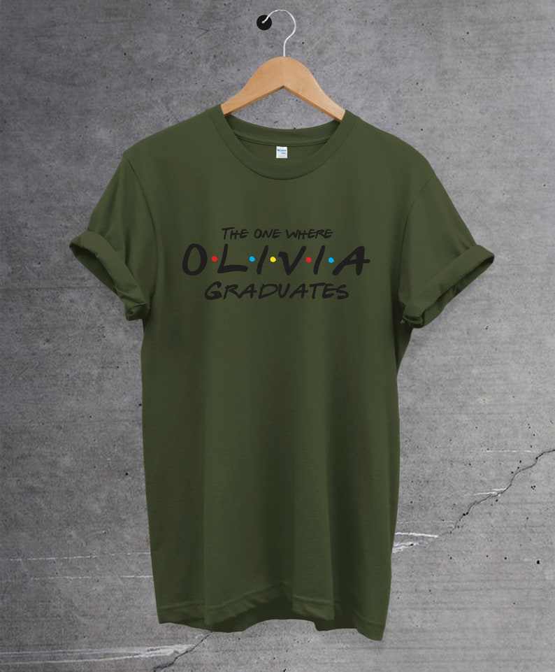 Camiseta de posgrado personalizada, aquella en la que se gradúa con nombre personalizado, camiseta unisex, regalo perfecto para él/ella. Camiseta de la escuela universitaria. Military black-print