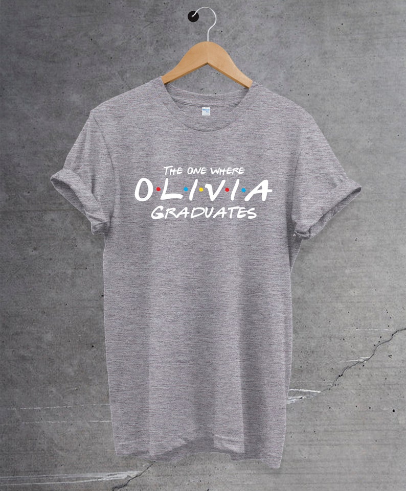 Camiseta de posgrado personalizada, aquella en la que se gradúa con nombre personalizado, camiseta unisex, regalo perfecto para él/ella. Camiseta de la escuela universitaria. Grey white-print