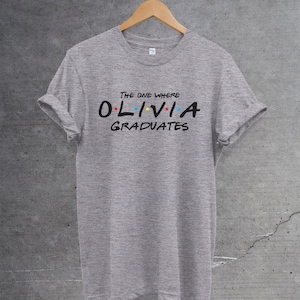 Camiseta de posgrado personalizada, aquella en la que se gradúa con nombre personalizado, camiseta unisex, regalo perfecto para él/ella. Camiseta de la escuela universitaria. Grey black-print