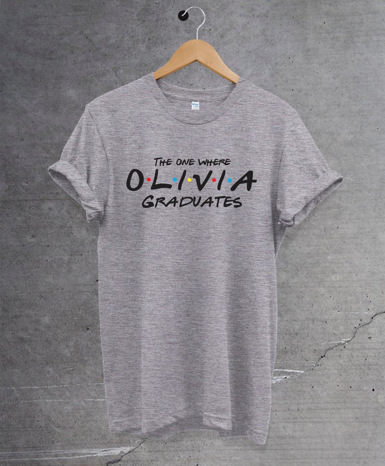 Camiseta de posgrado personalizada, aquella en la que se gradúa con nombre personalizado, camiseta unisex, regalo perfecto para él/ella. Camiseta de la escuela universitaria. Grey black-print