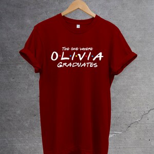 Camiseta de posgrado personalizada, aquella en la que se gradúa con nombre personalizado, camiseta unisex, regalo perfecto para él/ella. Camiseta de la escuela universitaria. Maroon