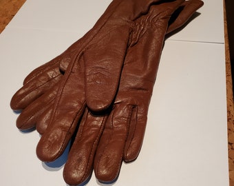 Vintage womens gloves. small. petite.slim.So pretty and smooth.Lining for warmth, and leather for protection.