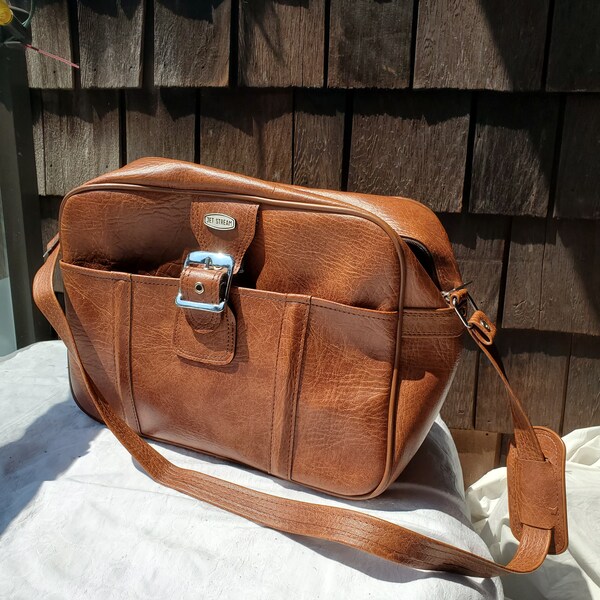 Gorgeous lines and vintage caramel classic 80s shoulder travel bag. Jet Steam, Excellent Vintage condition. Roomy