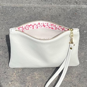 Clutch de piel color crema, monedero de piel color marfil con correa de muñeca, clutch de muñeca color crema
