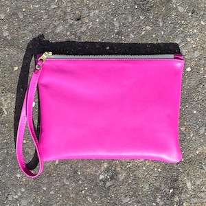 Clutch de piel rosa brillante, bolso de piel rosa con correa de muñeca.