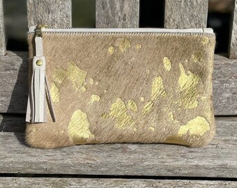 Fleuri gouden koeienhuid clutch bag, gouden koeienhuid portemonnee, gouden koeienhuid tas. acid wash gouden clutch, gouden avondtasje, avondtasje.