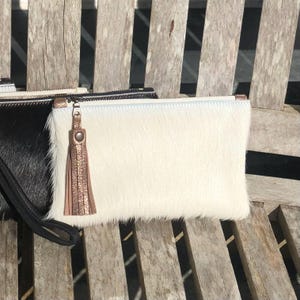 Pochette en cuir de vachette blanche et cuir bronze, pochette en cuir blanc, sac de soirée blanc, sac cheveux blancs sur peau