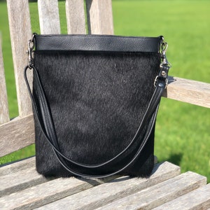 Sac à main Gossan en cuir de vachette noir, sac à main en cuir de vachette noir, sac porté épaule en peau de vache noir