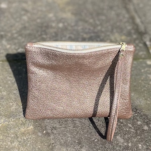 Clutch de piel color bronce, monedero de piel color bronce con correa de muñeca, clutch de piel color dorado.