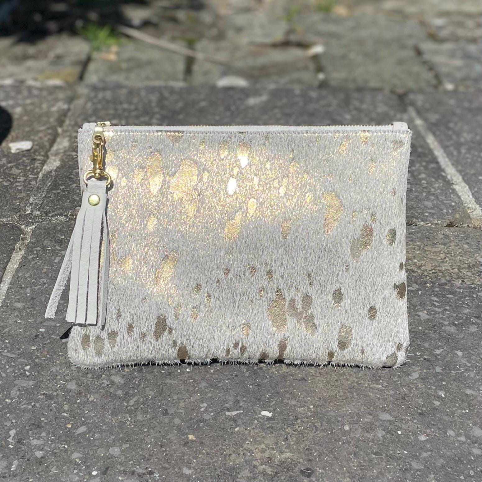 Bolso de mano de piel de vaca con detalles dorados: bolso de noche de piel con borla