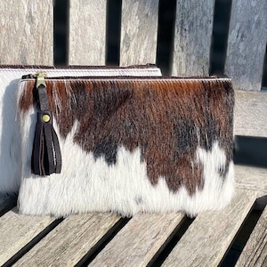 Pochette Fleuri en cuir de vachette marron et blanche, sac à main en peau de vache marron et blanche, pochette en cuir de vachette, petit sac western.