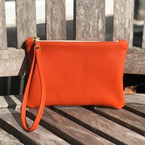 Orangefarbene Lederclutch, knallorangefarbenes Ledertäschchen mit Handschlaufe