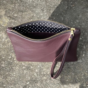 Clutch de piel burdeos, monedero de piel burdeos con correa de muñeca