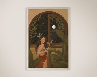 Op de afbeelding: Een digitale illustratie van een vrouw met lang bruin haar die voor een raam staat. Het raam staat open en de vrouw kijkt uit naar een nachtelijke hemel met sterren en een halve maan. De vrouw draagt een lange, vloeiende jurk en een bloemenkrans op haar hoofd. Er groeien planten rond het raam.