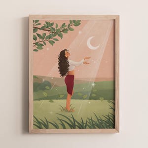 Puede incluir: Una impresi&oacute;n art&iacute;stica enmarcada que representa a una mujer con cabello largo y rizado de pie en un campo, extendiendo la mano hacia una luna creciente. La obra de arte tiene una paleta de colores suaves con tonos verdes, rosas y blancos. La escena est&aacute; ambientada bajo un rayo de luz, con hojas y estrellas.