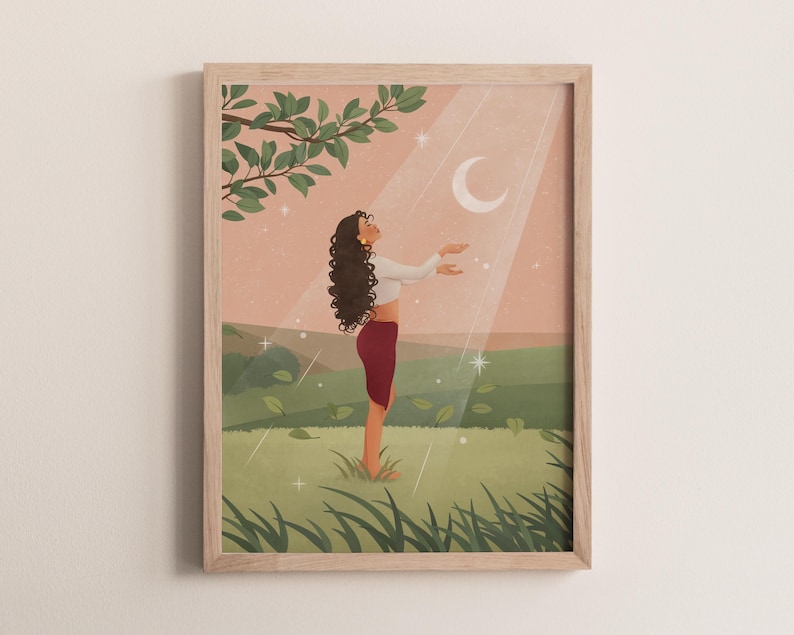 Puede incluir: Una impresi&oacute;n art&iacute;stica enmarcada que representa a una mujer con cabello largo y rizado de pie en un campo, extendiendo la mano hacia una luna creciente. La obra de arte tiene una paleta de colores suaves con tonos verdes, rosas y blancos. La escena est&aacute; ambientada bajo un rayo de luz, con hojas y estrellas.