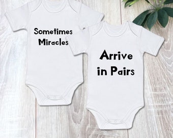 baby shower PERSONALISED TWIN babygrow//sleepsuit /& hat PREGANCY announcement