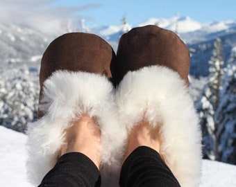Alpaca fur slippers Brown - white, slippers unisex, gift for her, fur slipper warm, soft leather shoes, alpaca slippers, handmade in Peru