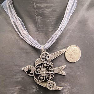 スチームパンク風の鳥のネックレス、ゼンマイ仕掛けのカラスのペンダント、重ね付けリボンチョーカー、手作りのステートメントジュエリー