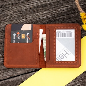 Carteira fina de couro com compartimento para identidade, Carteira pequena com janela para identidade, Carteira personalizada com duas dobras, Carteira de couro minimalista, Carteira masculina feita à mão