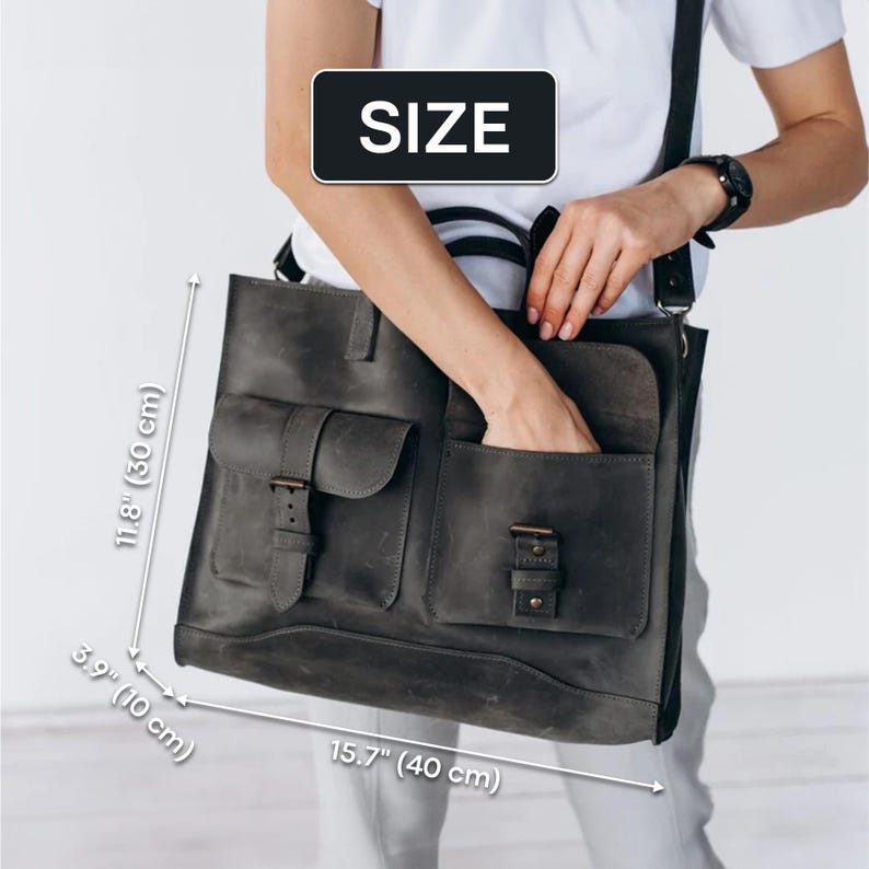 May include: A gray leather tote bag with two front pockets and a shoulder strap. The bag is 15.7 inches (40 cm) wide, 11.8 inches (30 cm) high, and 3.9 inches (10 cm) deep. The word "SIZE" is in a black rectangle.