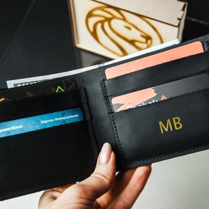 Monogrammierte kleine Brieftasche aus Leder, Brieftasche für Männer mit Gravur, Kleine zweifache Brieftasche, kompakte Lederbrieftasche, handgefertigte Lederbrieftasche für Männer