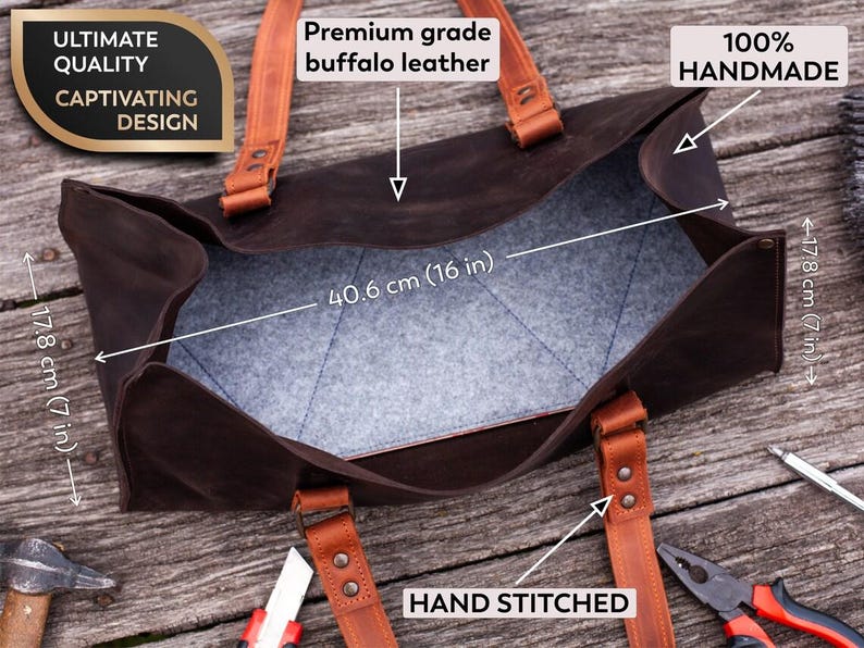 Pode incluir: Uma bolsa de couro de b&uacute;falo marrom escuro com al&ccedil;as de couro marrom claro e interior de feltro cinza. A bolsa mede 40,6 cm de comprimento e 17,8 cm de largura. O texto na imagem inclui Premium grade buffalo leather, 100% HANDMADE e HAND STITCHED.