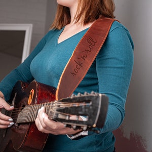 Sangle de guitare en cuir personnalisée, Sangle de guitare personnalisée, Sangles de guitare faites main, Sangle de guitare avec nom, Sangle de guitare gravée