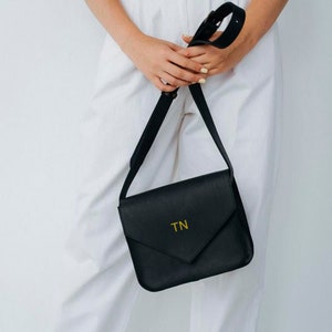 Monogrammierte Leder Crossbody Tasche, personalisierte Crossbody Tasche, Leder Umschlagtasche, kleine Crossbody Taschen für Frauen, kleine Umhängetasche
