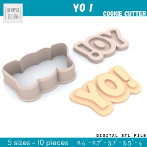 Könnte beinhalten: Drei beige Ausstecher in Form des Wortes "YO!" und eines Ausrufezeichens. Die Ausstecher sind in verschiedenen Stilen gehalten, darunter eine einzelne Kontur und ein mehrschichtiges Design. Der Text "COOKIE CUTTER" steht über dem Wort "YO!".