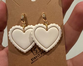 バレンタインデーのハート型ポリマークレイイヤリング。