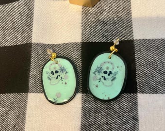 不気味なハロウィーンのぶら下がりイヤリング、緑、黒の縁取りと頭蓋骨