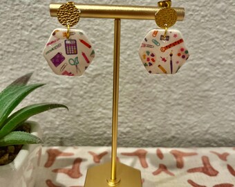 六角形のスタッドとサンスクールプリントのぶら下がるイヤリング