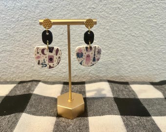 不気味なハロウィーンのダングルイヤリング。黒猫、短剣、邪眼、カボチャ