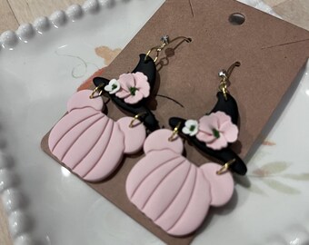 ピンクのミニーマウスのハロウィン魔女帽子と花のポリマー粘土のぶら下がりイヤリング、ハロウィンのかわいい、お祝いのイヤリング