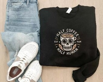 クルーネックのブラックコーヒー柄ハロウィンスウェットシャツ。内側はフリース素材。「半分コーヒー、半分人間」のスカル